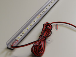 Zeige Details für LED-Bodenunterbauleuchte mit Selbstklebebefestigung Bild von LED-Bodenunterbauleuchte mit Selbstklebebefestigung
