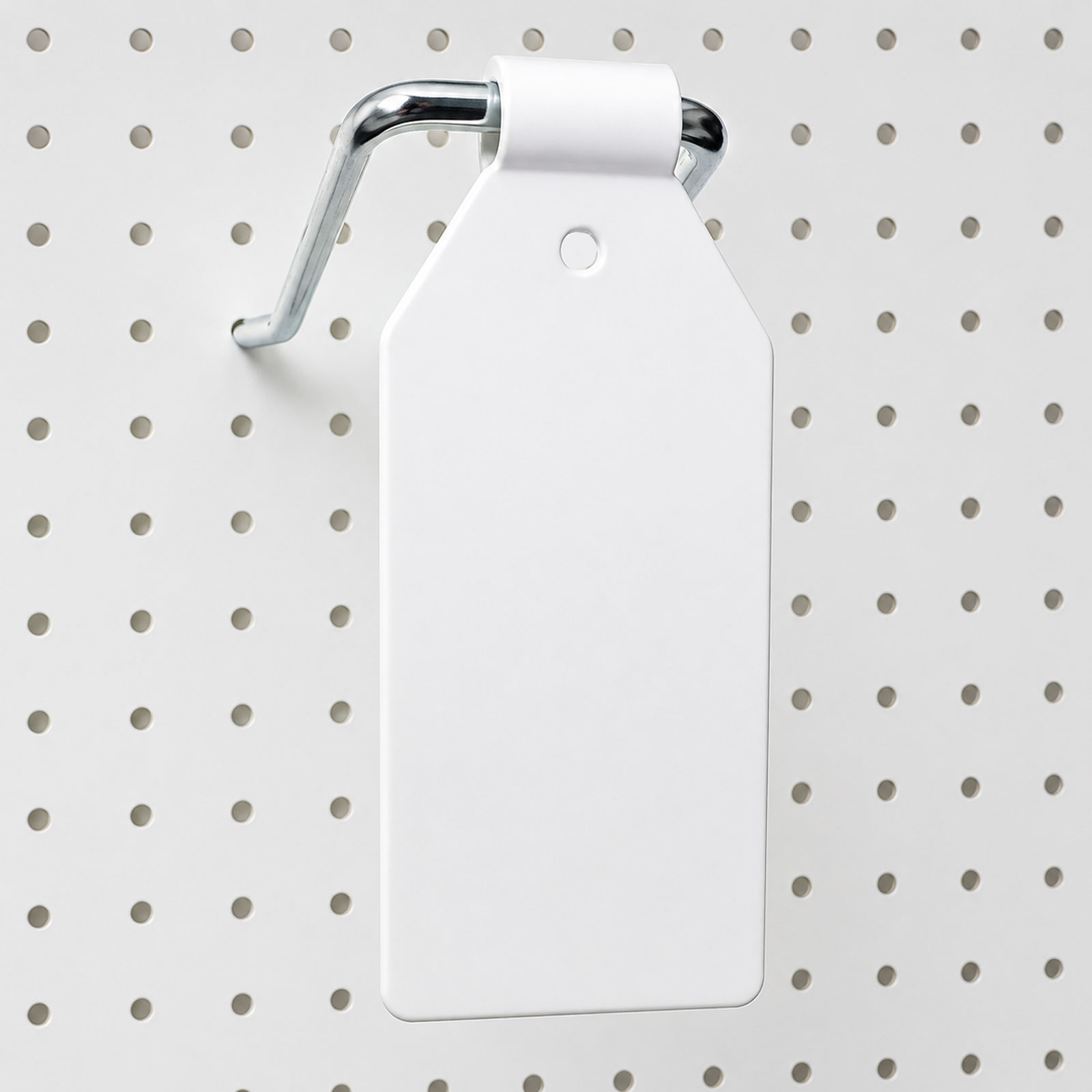 Weiße Nachrüstfahne 26 × 42 mm mit schwenkbarem Clip an einem Lochwandhaken
